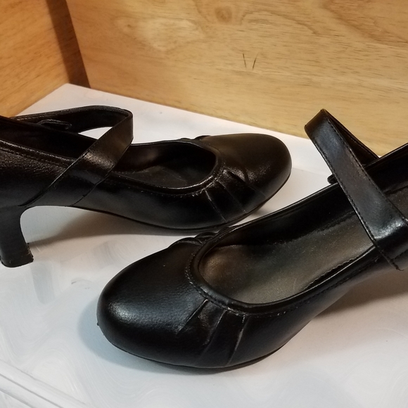 Pumps - Picture 3 of 6